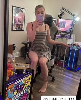 Lisa Peach feet photo thumbnail