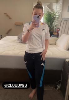 Lisa Peach feet photo thumbnail