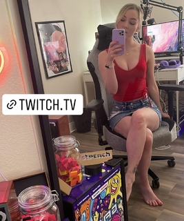 Lisa Peach feet photo thumbnail