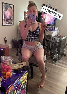 Lisa Peach feet photo thumbnail