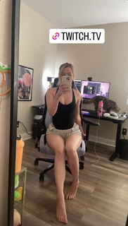 Lisa Peach feet photo thumbnail