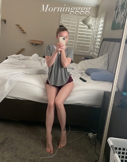 Lisa Peach feet photo thumbnail