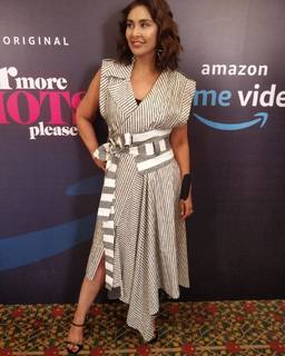 Lisa Ray feet photo 6