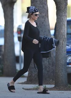 Lisa Rinna feet photo thumbnail