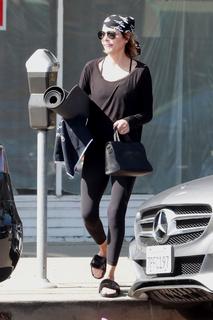 Lisa Rinna feet photo thumbnail