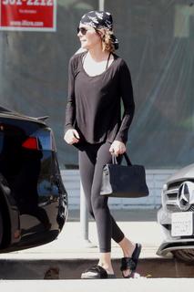 Lisa Rinna feet photo thumbnail