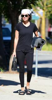 Lisa Rinna feet photo thumbnail