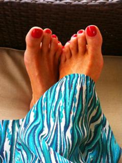 Lisa Robertson feet photo thumbnail