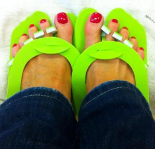 Lisa Robertson feet photo thumbnail