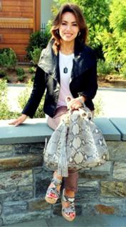 Lisa Robertson feet photo thumbnail