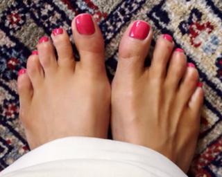 Lisa Robertson feet photo thumbnail