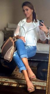 Lisa Robertson feet photo thumbnail