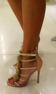 Lisa Robertson feet photo thumbnail