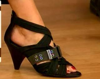 Lisa Robertson feet photo thumbnail