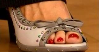 Lisa Robertson feet photo thumbnail