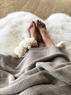 Lisa Robertson feet photo thumbnail