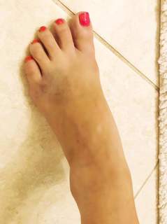 Lisa Robertson feet photo thumbnail