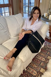 Lisa Robertson feet photo thumbnail