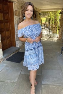 Lisa Robertson feet photo thumbnail