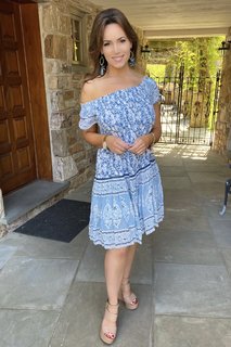Lisa Robertson feet photo thumbnail