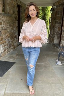 Lisa Robertson feet photo thumbnail