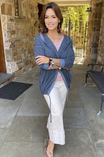 Lisa Robertson feet photo thumbnail