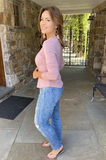 Lisa Robertson feet photo thumbnail