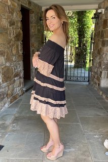 Lisa Robertson feet photo thumbnail