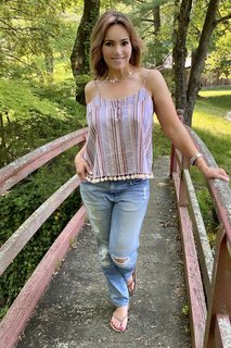 Lisa Robertson feet photo thumbnail