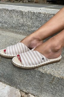 Lisa Robertson feet photo thumbnail
