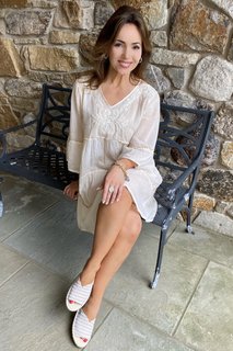 Lisa Robertson feet photo thumbnail