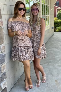 Lisa Robertson feet photo thumbnail