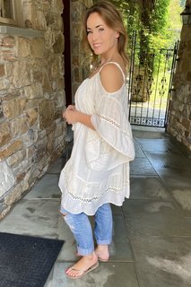 Lisa Robertson feet photo thumbnail