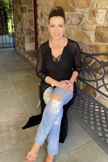 Lisa Robertson feet photo thumbnail