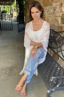 Lisa Robertson feet photo thumbnail