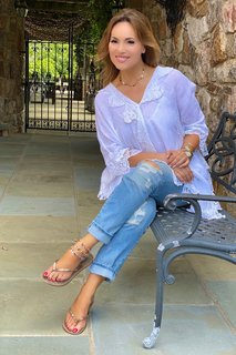 Lisa Robertson feet photo thumbnail