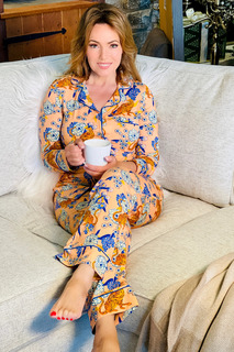 Lisa Robertson feet photo thumbnail