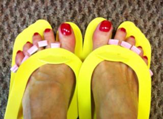 Lisa Robertson feet photo thumbnail