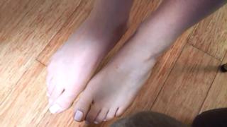 Lisa Schwartz feet photo thumbnail