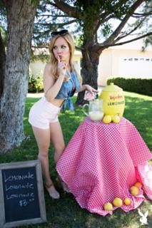 Lisa Schwartz feet photo thumbnail