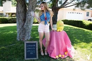 Lisa Schwartz feet photo thumbnail