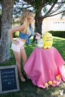 Lisa Schwartz feet photo thumbnail