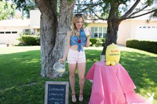 Lisa Schwartz feet photo thumbnail