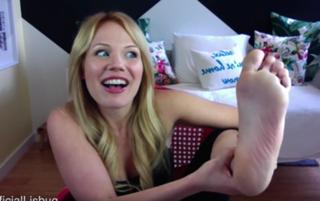 Lisa Schwartz feet photo thumbnail
