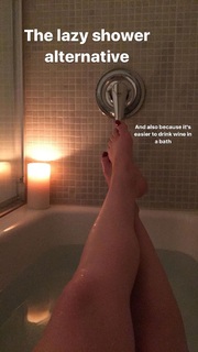 Lisa Schwartz feet photo thumbnail