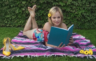 Lisa Schwartz feet photo thumbnail