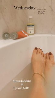 Lisa Snowdon feet photo thumbnail