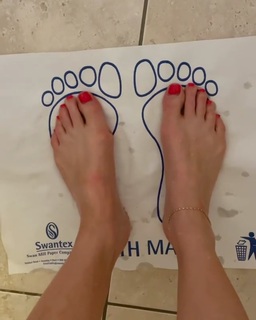 Lisa Snowdon feet photo thumbnail