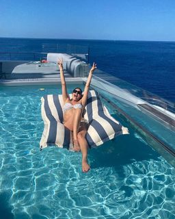 Lisa Snowdon feet photo thumbnail