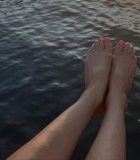 Lisa Snowdon feet photo thumbnail